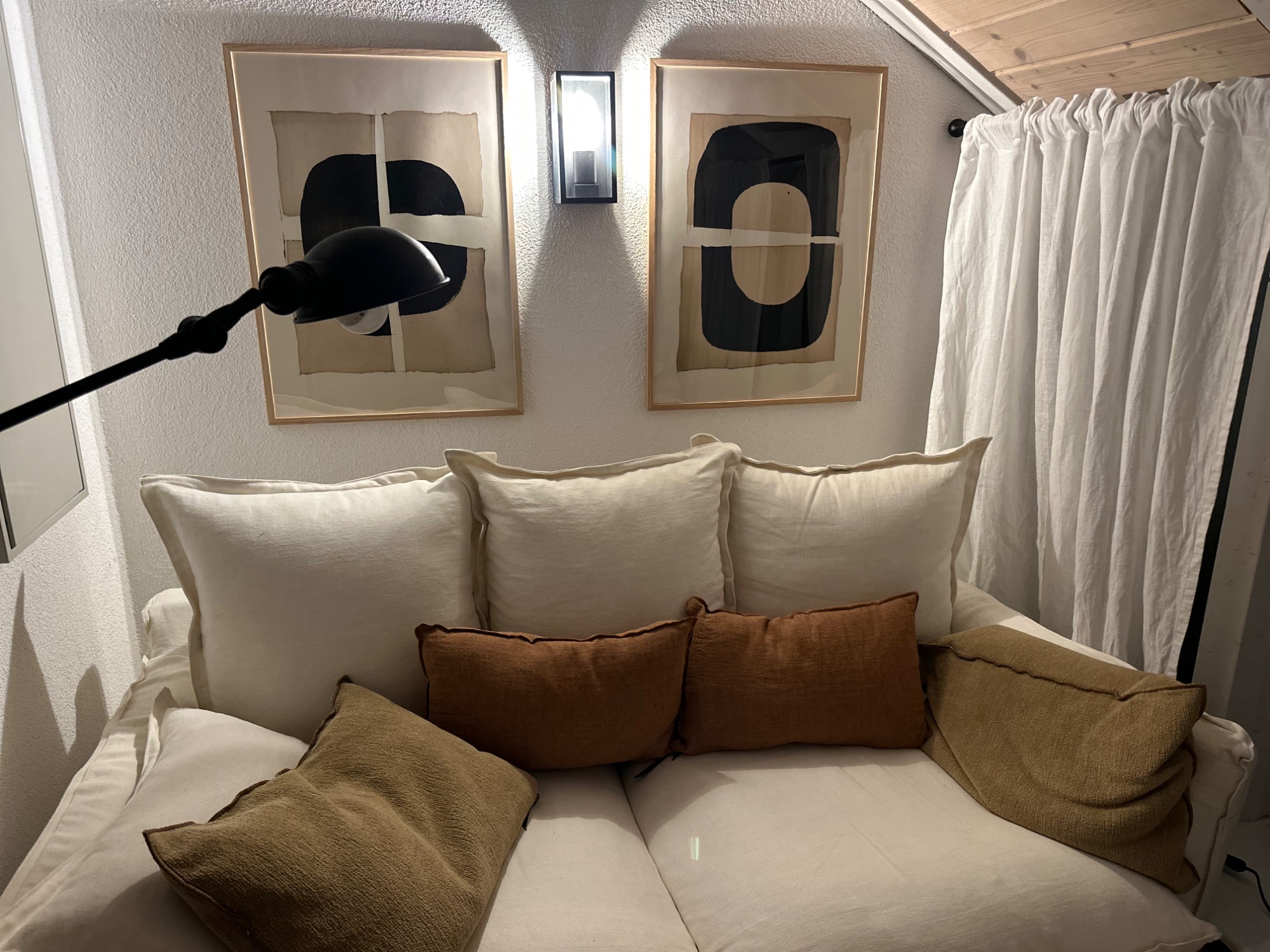 Wohnzimmer mit Sofa und Kunstwerken